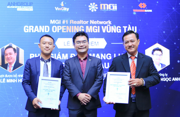 Ông Trần Ngọc Anh, Chủ tịch HĐQT MGI Global trao quyết định bổ nhiệm Giám đốc MGI Global Vũng Tàu cho ông Nguyễn Việt Xuân (bìa trái) và Phó Giám đốc là ông Lê Minh Hùng (bìa phải).