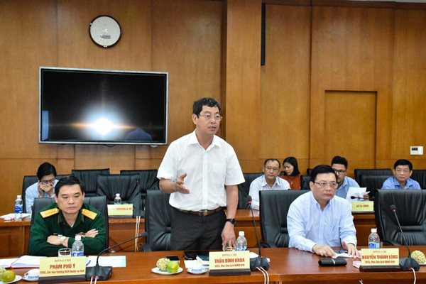 Đồng chí Trần Đình Khoa, Phó Chủ tịch HĐND tỉnh phát biểu ý kiến.