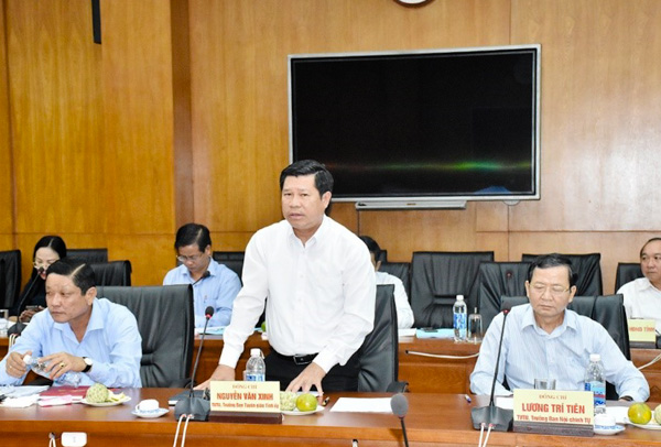 Đồng chí Nguyễn Văn Xinh, Trưởng Ban Tuyên giáo Tỉnh ủy, Tổng Biên tập Báo BR-VT phát biểu ý kiến. 