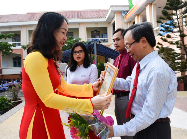 Bà Trần Thị Ngọc Châu, Phó Giám đốc Sở GD-ĐT trao Bằng khen của Bộ GD-ĐT cho 2 nhà giáo Trường THPT Vũng Tàu có có thành tích xuất sắc trong phong trào thi đua dạy tốt, học tốt. Ảnh: TUYẾT MAI 