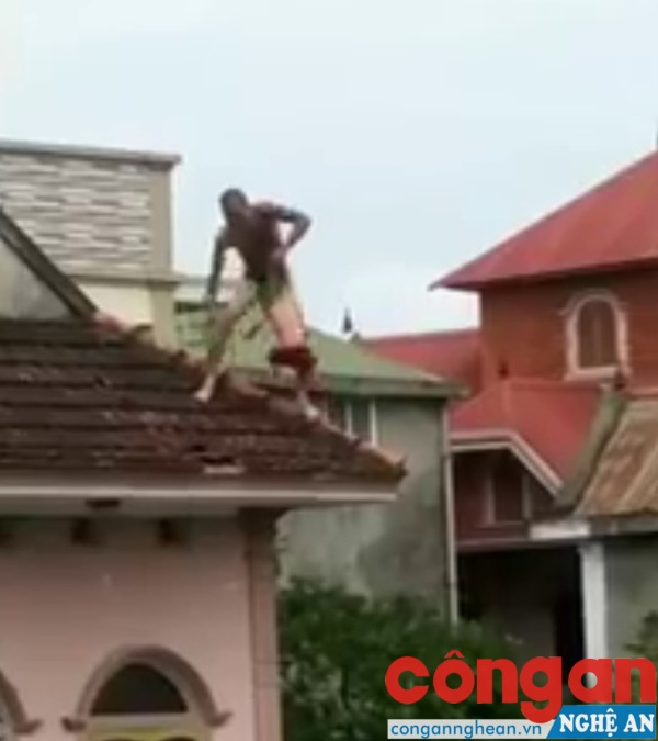 Đối tượng bồng con leo lên tầng 3