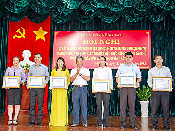 Đồng chí Nguyễn Lập, Chủ tịch UBND TP. Vũng Tàu tặng Giấy khen cho các tập thể có thành tích xuất sắc trong thực hiện quy chế dân chủ ở cơ sở năm 2018.