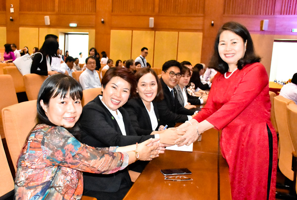 Đồng chí Nguyễn Thị Yến, Phó Bí thư Thường trực Tỉnh ủy, Trưởng Đoàn Đại biểu Quốc hội tỉnh bắt tay đại diện các DN về tham dự hội nghị.