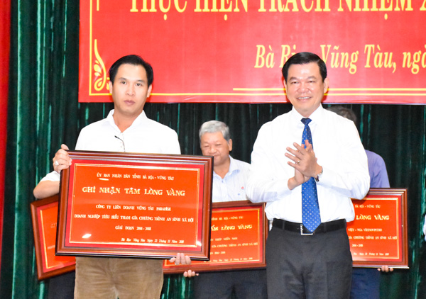 Đồng chí Nguyễn Hồng Lĩnh, Ủy viên Trung ương Đảng, Bí thư Tỉnh ủy, Chủ tịch HĐND tỉnh trao bức khánh ghi nhận “Tấm lòng vàng” cho doanh nghiệp làm tốt công tác từ thiện xã hội.