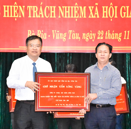 Đồng chí Nguyễn Văn Trình, Chủ tịch UBND tỉnh trao bức khánh “Tấm lòng vàng” cho doanh nghiệp làm tốt công tác từ thiện xã hội.