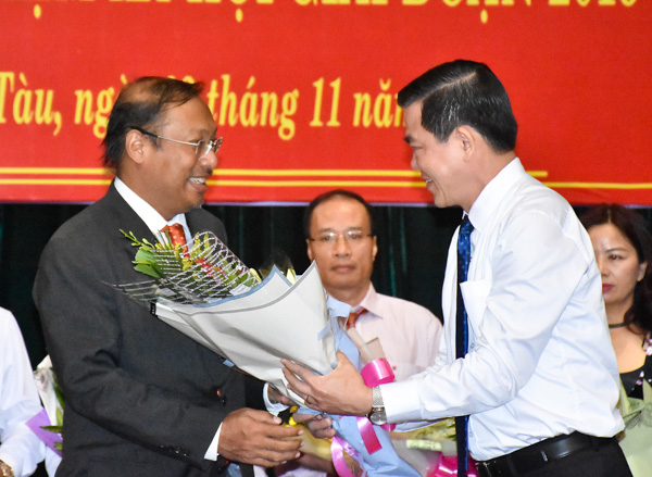 Đồng chí Nguyễn Hồng Lĩnh, Ủy viên Trung ương Đảng, Bí thư Tỉnh ủy, Chủ tịch HĐND tỉnh tặng hoa cảm ơn doanh nghiệp.
