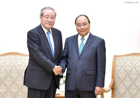 Thủ tướng Nguyễn Xuân Phúc và ông Koichi Miyata, Chủ tịch Tập đoàn Tài chính Sumitomo Mitsui (SMFG) kiêm Chủ tịch Ngân hàng Sumitomo Mitsui (SMBC) của Nhật Bản. Ảnh: VGP/Quang Hiếu