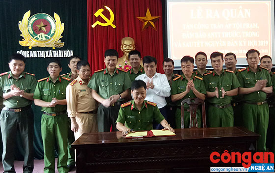 Các đội công tác ký cam kết thực hiện tốt công tác tấn công, trấn áp tội phạm trong dịp trước, trong và sau Tết Nguyên đán Kỷ Hợi năm 2019