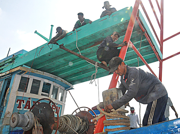 Ngư dân chằng buộc tàu cá tại khu vực Sao Mai – Bến Đình (TP. Vũng Tàu) để chuẩn bị chống bão số 9.