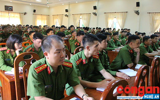 Công an TP Vinh tổ chức hội nghị tập huấn các văn bản mới ban hành năm 2018