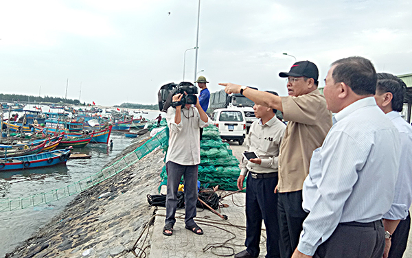 Đồng chí Nguyễn Văn Trình, Chủ tịch UBND tỉnh kiểm tra công tác neo đậu tàu thuyền của ngư dân tại cảng Bến Lội-Bình Châu (huyện Xuyên Mộc). Ảnh: Thanh Trí