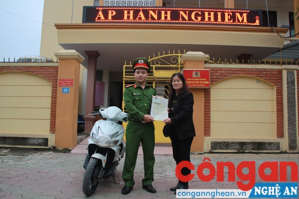 Đại diện đội Cảnh sát trật tự và cơ động, Công an TP Vinh tiến hành trao trả xe cho đại diện gia đình anh Toàn