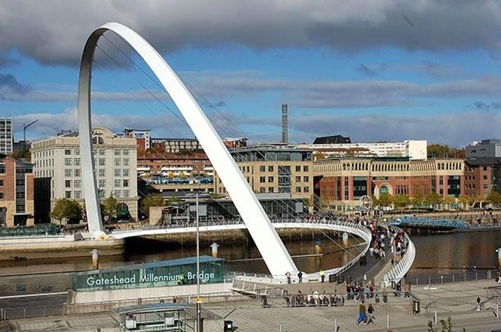 Cầu Gateshead Millennium, Anh: Hoàn thành năm 2002, cầu Gateshead Millennium là một trong những cây cầu cong độc đáo trên thế giới. Cây cầu này có thể uốn cong theo hai chiều khác nhau để vừa trở thành một cây cầu đi bộ, vừa tạo không gian cho thuyền bè đi qua. Cầu Gateshead Millennium cũng giành được nhiều giải thưởng và kiến trúc và còn có tên gọi là
