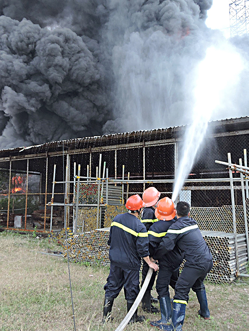 Lực lượng Cảnh sát PCCC Công an tỉnh tham gia chữa cháy kho chứa phế liệu tại đường Võ Nguyên Giáp, TP.Vũng Tàu.