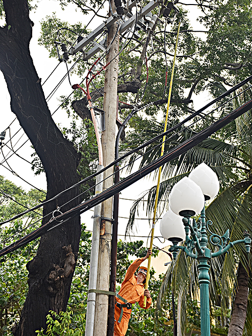 Nhân viên điện lực đóng cầu dao cung cấp điện trước Khách sạn Mường Thanh, đường Thống Nhất, phường 1, TP.Vũng Tàu.