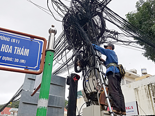 Nhân viên viễn thông xử lý sự cố sau bão tại ngã tư Hoàng Hoa Thám – Lương Văn Can, phường 2, TP.Vũng Tàu.