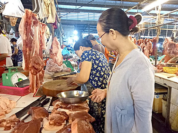 Người dân mua thực phẩm tươi sống tại chợ Vũng Tàu sáng 26-11. Ảnh: VÂN ANH