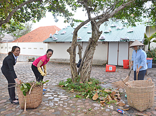 Nhân viên KDL - khách sạn Thùy Dương (huyện Đất Đỏ) làm vệ sinh, thu gom rác trong KDL.