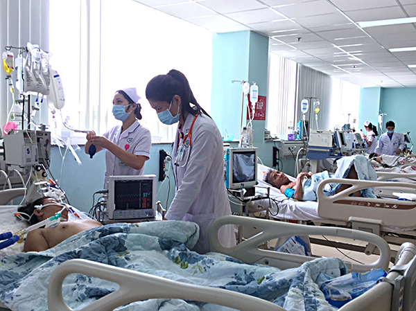 Nhân viên khoa HSTC-CĐ, Bệnh viện Bà Rịa chăm sóc bệnh nhân tại khu vực cách ly đặc biệt.