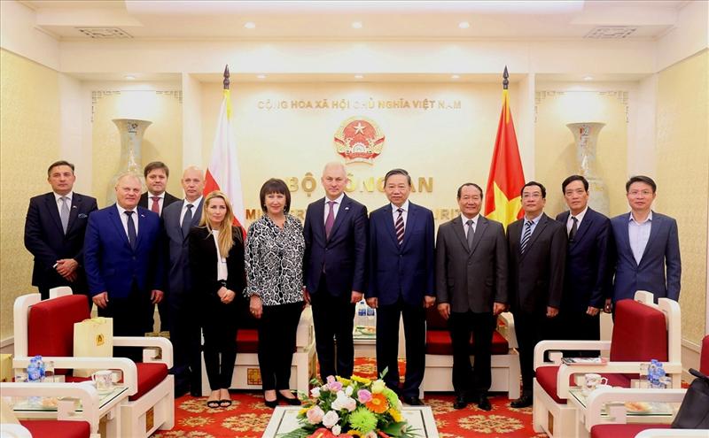 Bộ trưởng Tô Lâm; ngài Grzegorz Napieralski, Thượng nghị sĩ, Chủ tịch Đảng Liên minh Dân chủ Cánh tả Ba Lan cùng các đại biểu.