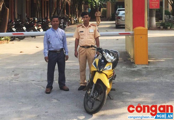 Người nhà của chị Hà nhận lại chiếc xe sau thời gian bị mất trộm
