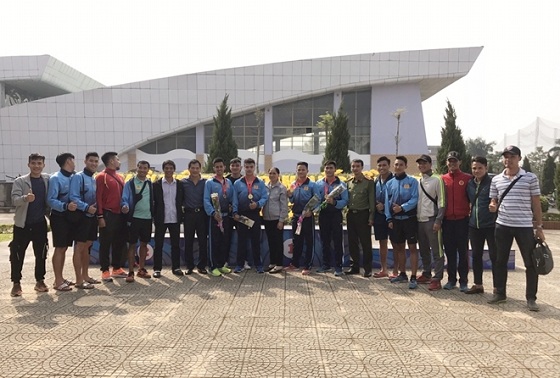 Lãnh đạo, HLV, VĐV chúc mừng tấm HCV nội dung 4x100m nam của Đoàn Thể thao CAND.