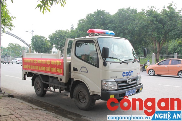 Công an TP Vinh tuyên truyền loa phát thanh lưu động về phòng, chống pháo