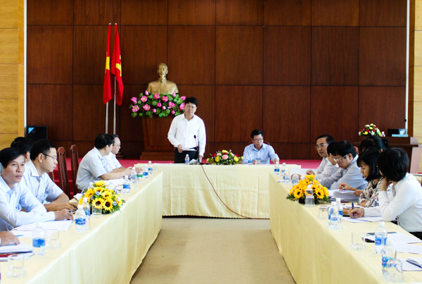 Đồng chí Nguyễn Thanh Tịnh, Phó Chủ tịch UBND tỉnh, gợi ý các nội dung phát biểu tại hội nghị.