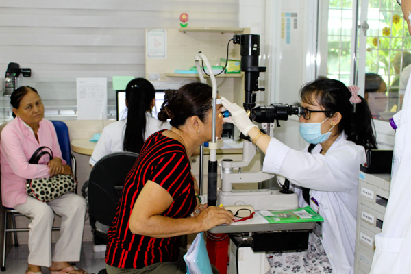 Chăm sóc sức khỏe cho người dân là một trong những nhiệm vụ quan trọng của mục tiêu phát triển con người. Trong ảnh: Bác sĩ của Bệnh viện Mắt khám mắt cho người dân.
