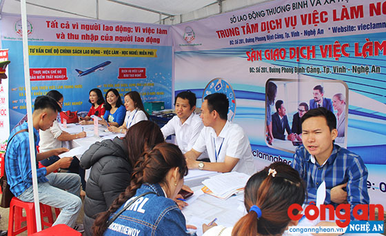 Cán bộ Trung tâm Dịch vụ việc làm Nghệ An tư vấn việc làm cho người lao động
