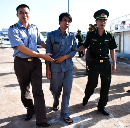 Lực lượng chức năng tận tình đưa thuyền viên Nguyễn Văn Dũng lên xe cứu thương chở đến Bệnh viện Bà Rịa tiếp tục điều trị vết thương.