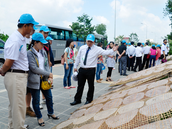 HDV OSC Việt Nam Travel hướng dẫn khách tham quan làng nghề bánh tráng An Ngãi.