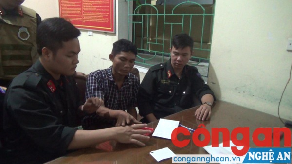      Đối tượng và tang vật tại Cơ quan Công an