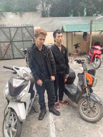 Đỗ Văn Quyền (trái) và Nguyễn Văn Nam cùng tang vật