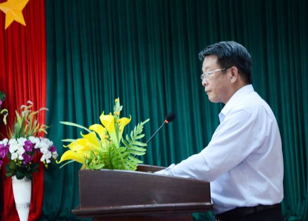 Đồng chí Tạ Văn Bửu, Chủ tịch UBND huyện báo cáo tình hình phát triển kinh tế-xã hội, quốc phòng an ninh năm 2018 và triển khai những nhiệm vụ trọng tâm trong năm 2019.
