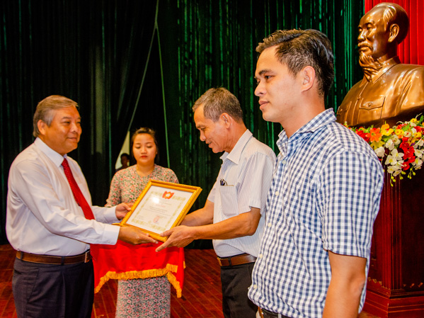 Đồng chí Bùi Thanh Nghĩa, Chủ tịch Ủy ban MTTQVN tỉnh tặng Bằng khen của UBMTTQVN tỉnh cho các tập thể có thành tích xuất sắc trong năm 2018.