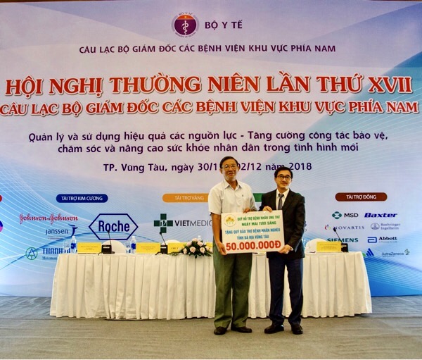Ông Trần Văn Thuấn, Giám đốc Bệnh viện K, Giám đốc Quỹ hỗ trợ bệnh nhân ung thư “Ngày mai tươi sáng” trao bảng tượng trưng 50 triệu đồng cho Hội Nạn nhân chất độc da cam và Bảo trợ xã hội tỉnh BR-VT.