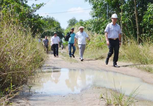 Một tuyến đường giao thông nông thôn trên địa bàn xã Hòa Hiệp, huyện Xuyên Mộc đã xuống cấp, cần đầu tư nâng cấp.