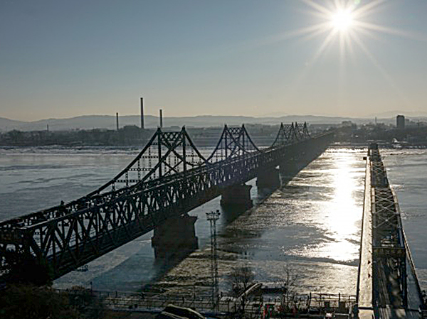 Cây cầu Hữu nghị Trung-Triều nối thị trấn Sinuiju của Triều Tiên  với thành phố Đan Đông của Trung Quốc ngày 11-1-2018. 