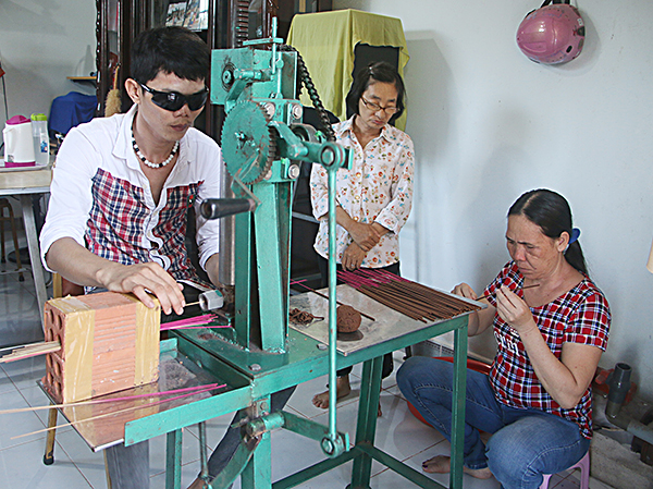 Nhờ được đào tạo nghề làm nhang, nhiều người mù trên địa bàn TP. Bà Rịa đã có thu nhập ổn định.