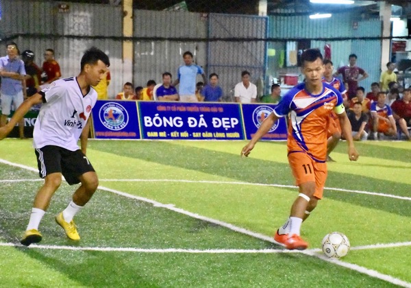 Pha bóng trong trận khai mạc giữa đội đương kim vô địch Đức Thọ (Hà Tĩnh, phải) và TP. Vinh (Nghệ An).