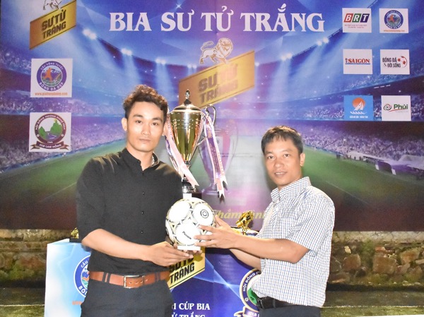 Đại diện đơn vị cung cấp bóng Quang Huy (trái) trao quả bóng cho đại diện Ban tổ chức giải.