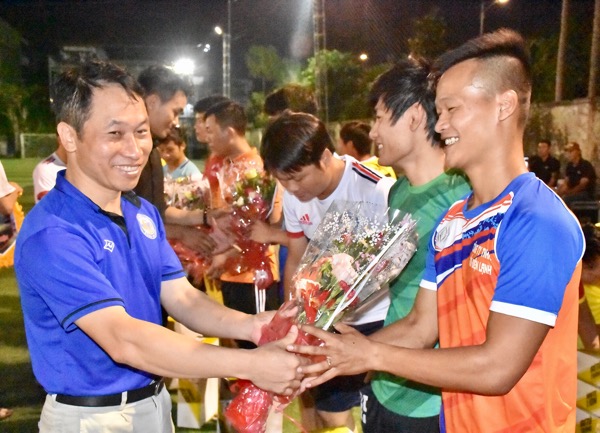 Ông Thái Khắc Bằng, đại diện Ban tổ chức tặng hoa cho các đội về dự giải.