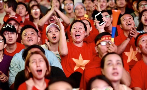 Niềm vui của các cổ động viên Việt Nam khi đội nhà chiến thắng. Ảnh: TTO