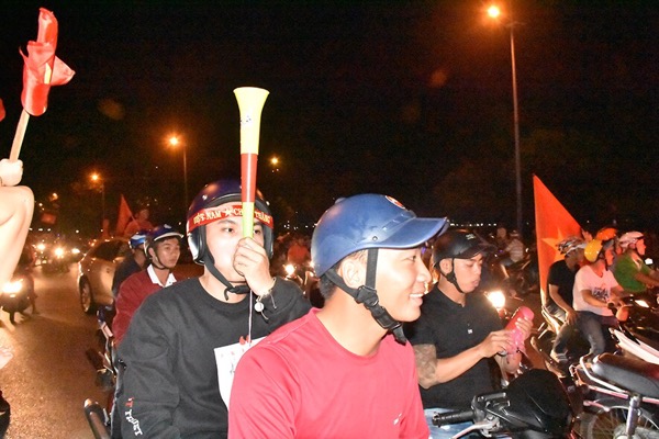 Nhiều người mang theo còi cổ vũ chiến thắng của đội tuyển Việt Nam.