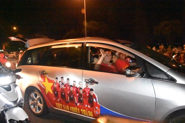 Chiếc xe ô tô dán hình đội tuyển Việt Nam với thông điệp “Việt Nam chiến thắng”.