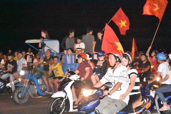 Ngoài phương tiện chủ yếu là xe máy, nhiều người còn diễu hành trên xe 3 bánh.