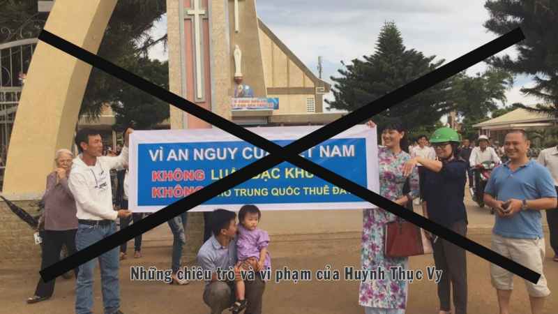Vy làm trò mị dân trước cổng nhà thờ.