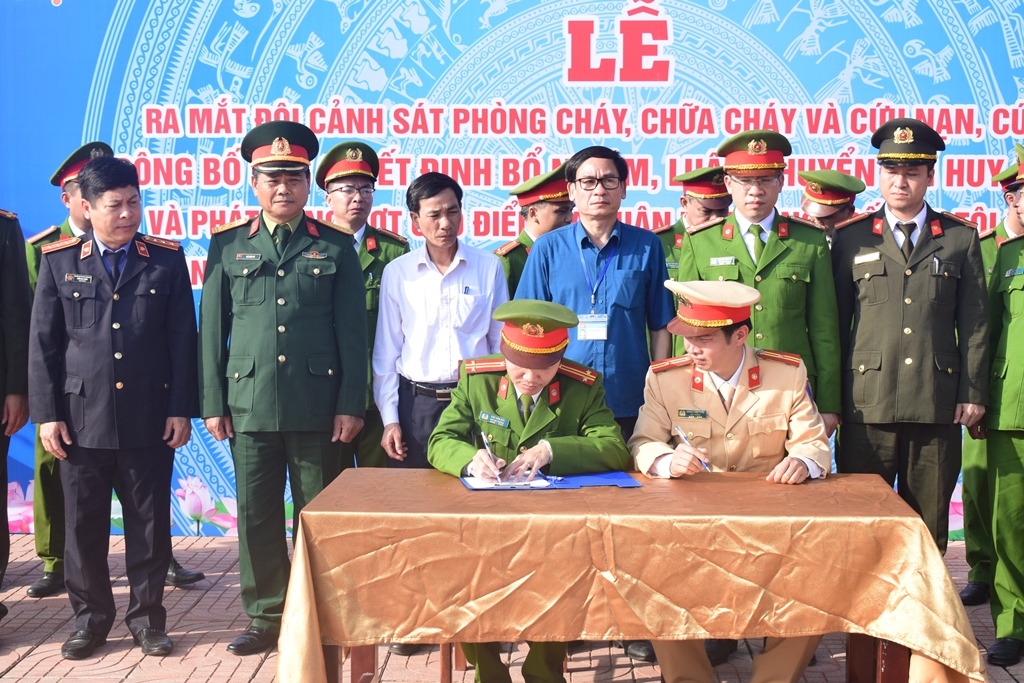 Các đội nghiệp vụ ký kết giao ước thi đua