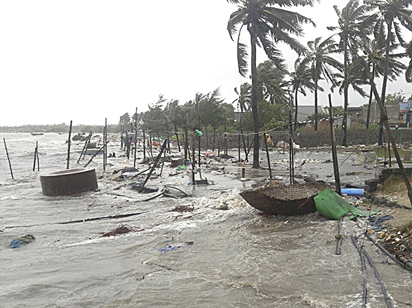 Cơn bão số 9 xảy ra vào ngày 25-11 vừa qua đã làm cho mức nước biển xâm thực sâu hơn vào bờ biển khu vực ấp Bình Hải, xã Bình Châu, huyện Xuyên Mộc. 